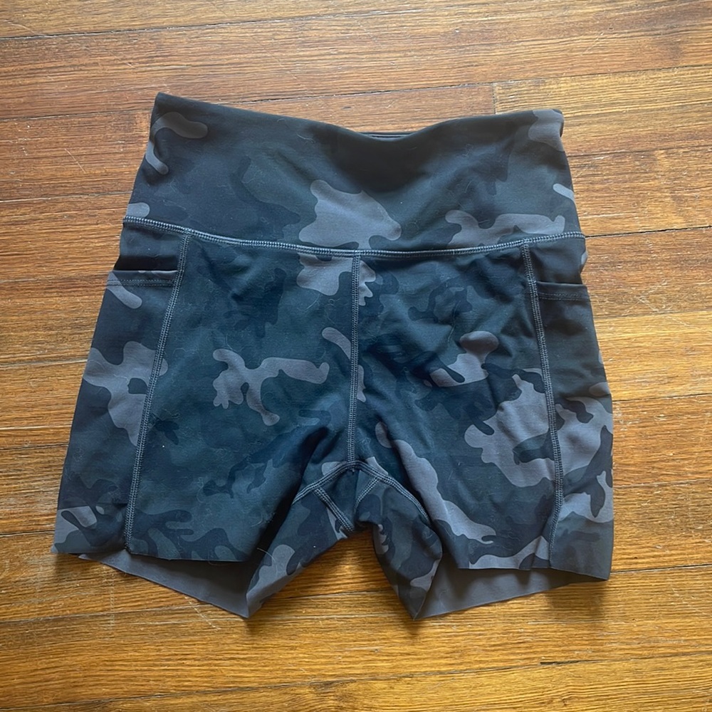 ZYIA Camo Light n Tight Pocket Hustle Shorts (XS)